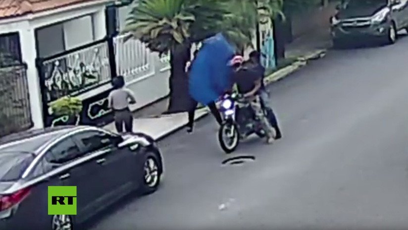 VIDEO: Utiliza un paraguas para evitar que le roben y darle su merecido a un ladrón