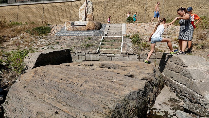 "Cuando me veas, llora": La sequía hace aflorar las antiguas 'piedras del hambre' en Europa Central