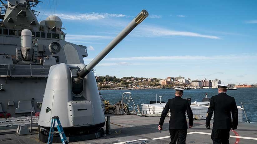 "EE.UU. envió al golfo Pérsico un buque y un bombardero para atacar Siria"