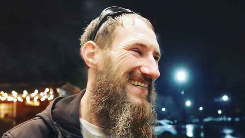 'Si te he visto no me acuerdo': Recaudan 400.000 dólares para un vagabundo y le dan la quinta parte