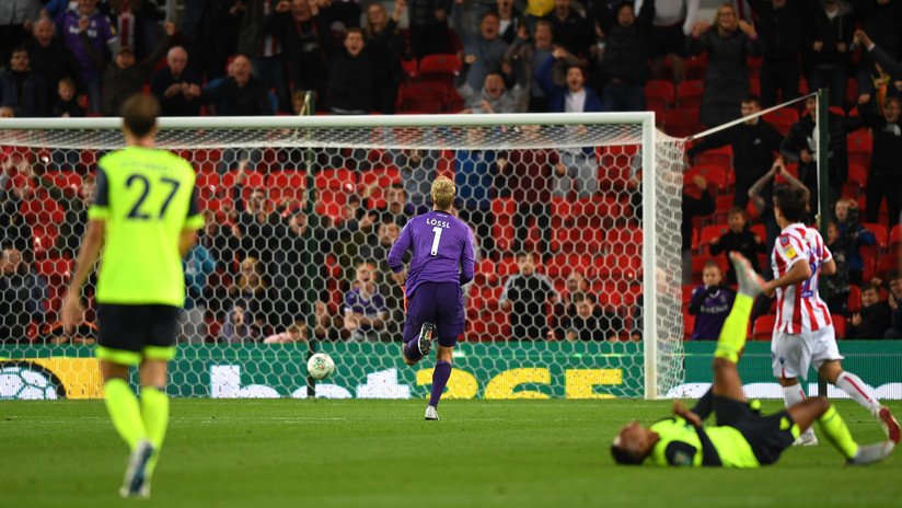 VIDEO: Anota un espectacular autogol de media cancha en el tiempo complementario