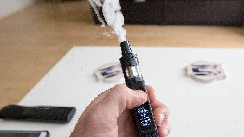 VIDEO: Un cigarrillo electrónico explota en los pantalones de un hombre en medio de una tienda