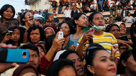 VIDEO: Una pareja es castigada con una 'ducha de aguas residuales' por tener sexo sin estar casados