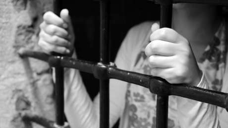 Protestas en Indonesia por encarcelamiento de una menor que abortó tras ser violada por su hermano