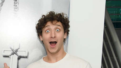 VIDEO: Un ilusionista acaba ridiculizado en Twitter tras hacer 'levitar' unos lentes con un hilo