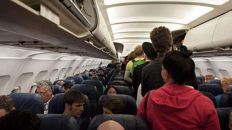 VIDEO: Pánico en un avión de Ryanair al explotar una batería externa de un móvil