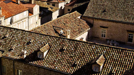 VIDEO: Filman la caída de un hombre que dormía en una azotea en Turquía