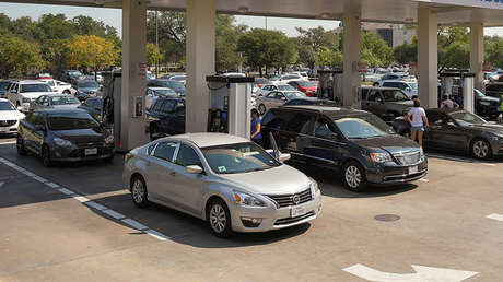 VIDEO: Una niña de 7 años escapa de un automóvil en el instante en que un ladrón se lleva el auto