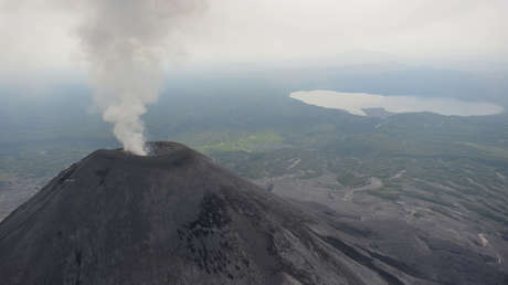 VIDEO: Un volcán activo ruso arroja enormes columnas de ceniza en Kamchatka