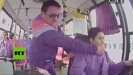VIDEO: Un pasajero golpea al conductor de un autobús en Perú por no dejarlo bajar