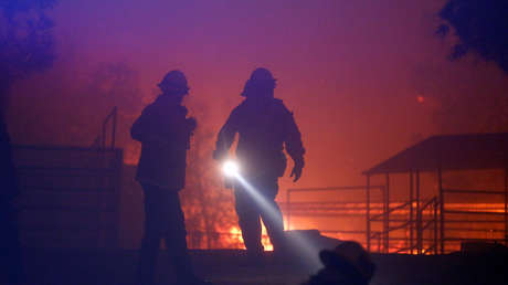 VIDEO: Un espeluznante 'tornado de fuego' devora todo a su paso en medio de incendios en California