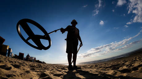 FOTOS: Cazador aficionado de tesoros descubre en Reino Unido un anillo romano de oro de 1.800 años