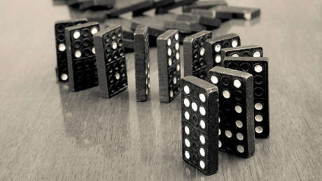 Una mosca derriba una ficha de dominó y frustra un récord mundial