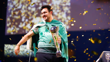 VIDEO: Un 'gamer' saudita gana 250.000 dólares en la final de la Copa Mundial Interactiva de la FIFA