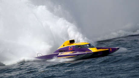 VIDEO: Un bote superrápido sufre un accidente y gira 360° en el aire en plena competición