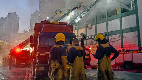 VIDEO: Una mujer arroja a sus hijos desde un quinto piso antes de morir en un incendio