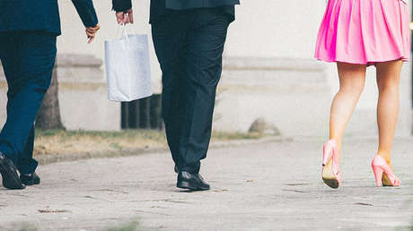 Karma instantáneo: Padre sorprende a un sujeto tomando fotos debajo de la falda de su hija