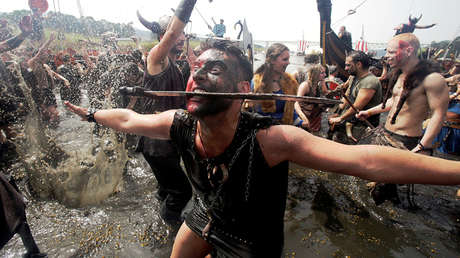 Romería vikinga: 'Incursores' nórdicos armados con hachas y espadas invaden la costa de España