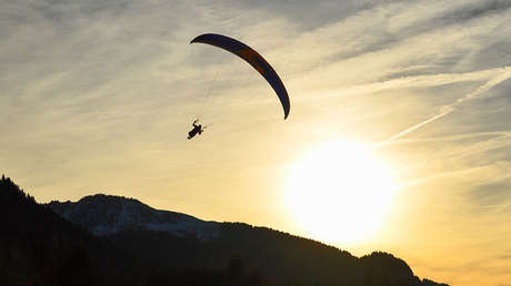 "Ironman ecuatoriano": Un alcalde aterriza aparatosamente en una celebración en su ciudad (VIDEO)