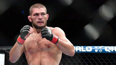 El luchador ruso Jabib Nurmagomédov ofrece dinero a vagabundos a cambio de que hagan flexiones