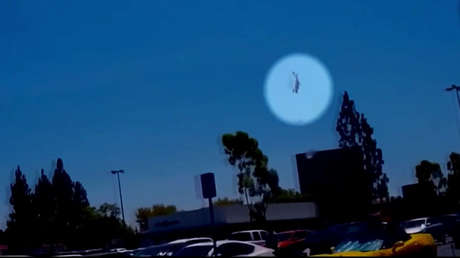 VIDEO: Una avioneta se precipita en picado sobre un parking de California