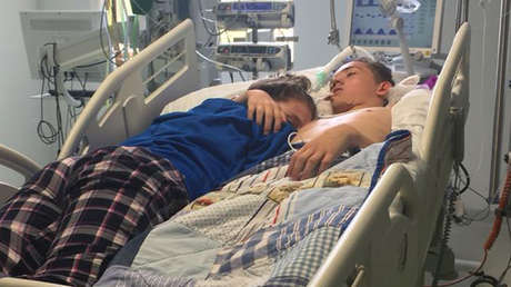 Foto desgarradora: Se despide de su novio en el hospital antes de que lo desconecten (FOTO)