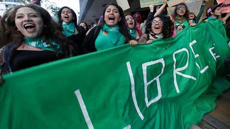 FOTOS, VIDEO: Ecuatorianos marchan a favor de la legalización del aborto que se vota en Argentina