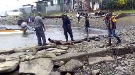 FUERTES IMÁGENES: Policías golpean brutalmente a un joven en Papúa Nueva Guinea y la Red se indigna