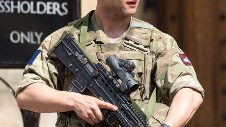 Desnudo y encerrado en un baño, un capitán del Ejército británico destruye una pared (FOTOS)