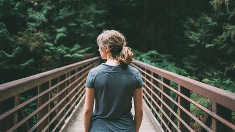 VIDEO: Empuja a su amiga que no se atreve a saltar desde un puente y casi la mata