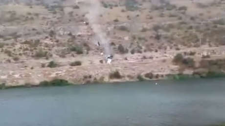 VIDEO: Un coche con una española se hunde en un pantano mientras su novio toma fotos