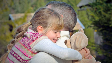 VIDEO: El emotivo momento en que una adolescente le pide por sorpresa a su padrastro que la adopte