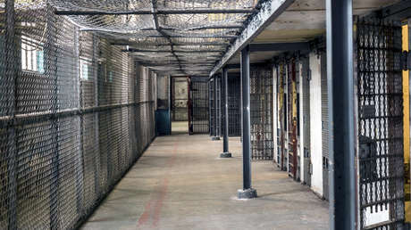 FUERTE VIDEO: Un preso deja inconsciente a golpes a un agente de Policía en una cárcel de Nueva York