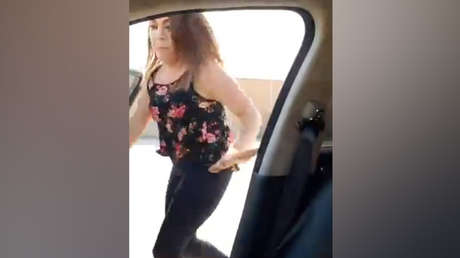 Locutora mexicana hace el reto viral del momento pero termina esposada inmediatamente (VIDEO)