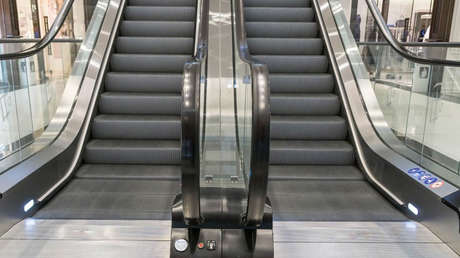 FUERTES IMÁGENES: Un niño muere al caer de unas escaleras mecánicas a pocos metros de sus padres