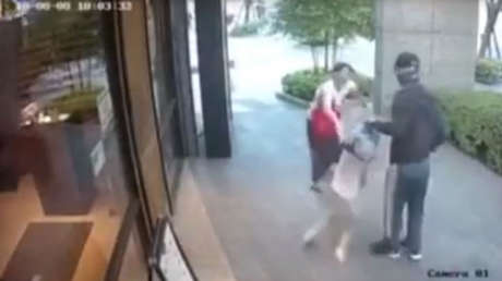 VIDEO: Mujer repele a un desconocido que trató de arrebatarle a su hija a plena luz del día