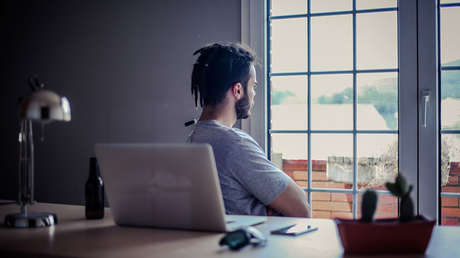 Mata a su familia con un AK-47 y vía Facebook reta al primer ministro a que lo encuentre