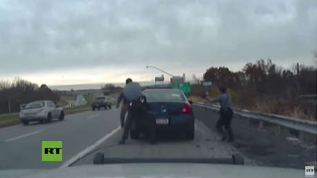 VIDEO: Conductor desata fuerte tiroteo tras ser detenido por dos policías (mírelo hasta el final)