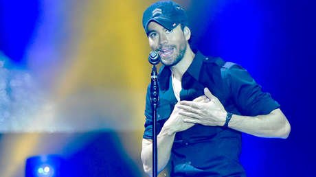 Enrique Iglesias, criticado por manosear a una telonera en pleno concierto en México (VIDEO)