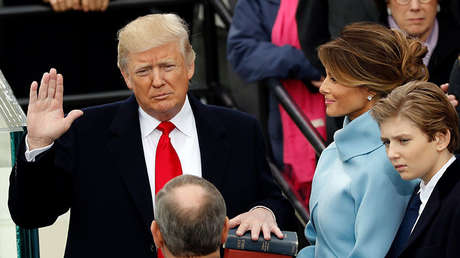 Exasesora de la Casa Blanca: Trump quería cambiar la Biblia por su propio libro para tomar juramento