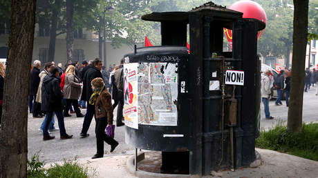 ¿Un buzón rojo con flores?: Los nuevos urinarios ecológicos indignan a los parisinos