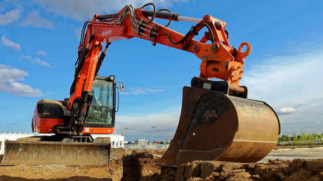 VIDEO: Obrero destruye varias casas con una excavadora indignado por no recibir su sueldo