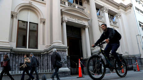 El dólar supera los 30 pesos y el Banco Central de Argentina responde