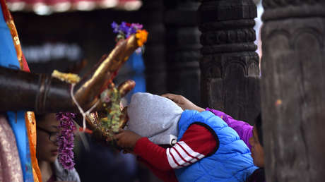 FOTOS, VIDEO: Un divorciado se pone un vestido para que sus hijos celebren el Día de la Madre