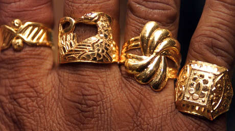 Aumenta la importación de oro en la India en medio de la caída histórica de la rupia frente al dólar