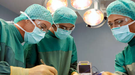 El histórico trasplante total de cara de una joven superviviente de intento de suicidio