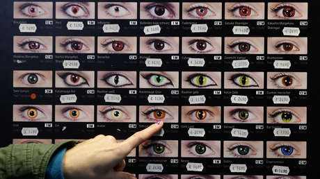 Tiene una lente de contacto en su párpado durante 30 años y no se da cuenta