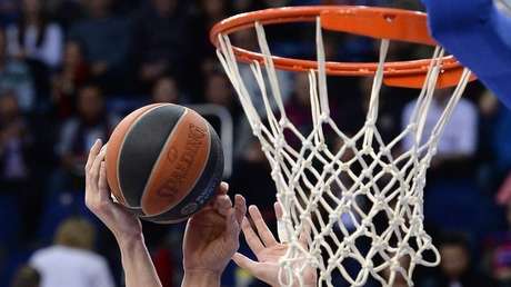 No subestime a los mayores: Un veterano jugador de baloncesto realiza una maniobra maestra (VIDEO)