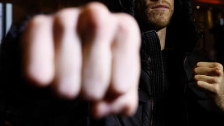 VIDEO: Novio celoso golpea a un hombre por mirar las nalgas de su pareja... y la decepciona