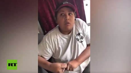 VIDEO: Un conductor de autobús con cara de niño desconcierta a una pasajera en Rusia